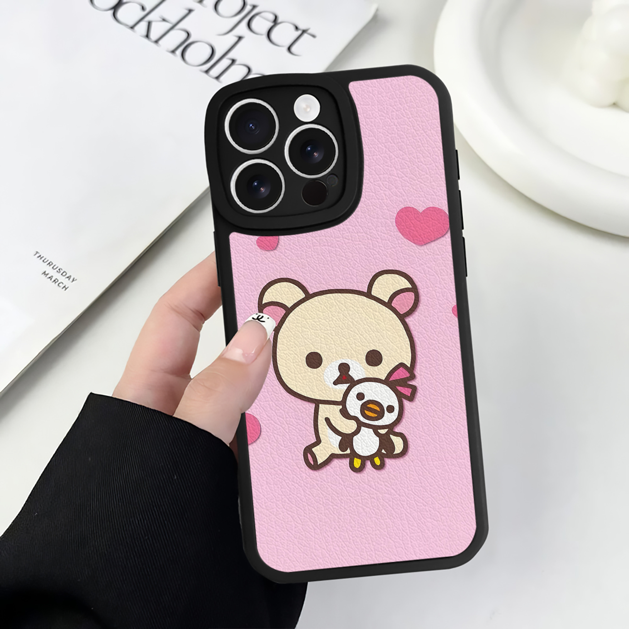 （画像用） リラックマ リラックマ キイロイトリ Rilakkuma Korilakkuma Kiiroitori 【iPhone 16シリーズ対応】シリコンスマホケース（レザー調） 材質：シリコン